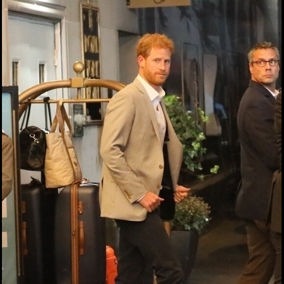 Exclusif - Le prince Harry quitte son hôtel à Toronto le 30 septembre 2017.