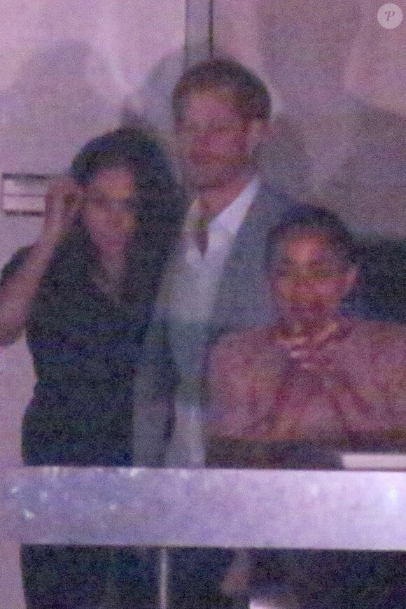 Meghan Markle et le prince Harry à la cérémonie de clôture des Invictus Games à Toronto le 30 septembre 2017. Dans les tribunes, le couple était installé au côté de la mère de l'actrice, Doria Radland, et de leurs amis Markus Anderson et Jessica Mulroney.