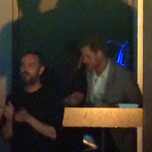 Meghan Markle et le prince Harry à la cérémonie de clôture des Invictus Games à Toronto le 30 septembre 2017. Dans les tribunes, le couple était installé au côté de la mère de l'actrice, Doria Radland, et de leurs amis Markus Anderson et Jessica Mulroney.
