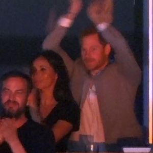 Meghan Markle et le prince Harry à la cérémonie de clôture des Invictus Games à Toronto le 30 septembre 2017. Dans les tribunes, le couple était installé au côté de la mère de l'actrice, Doria Radland, et de leurs amis Markus Anderson et Jessica Mulroney.