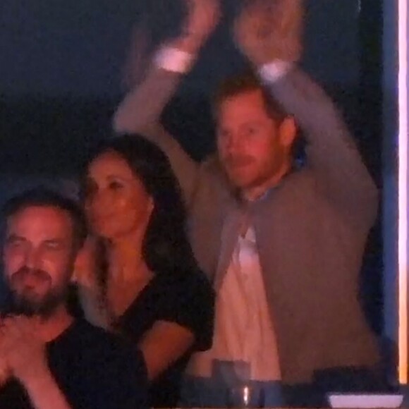 Meghan Markle et le prince Harry à la cérémonie de clôture des Invictus Games à Toronto le 30 septembre 2017. Dans les tribunes, le couple était installé au côté de la mère de l'actrice, Doria Radland, et de leurs amis Markus Anderson et Jessica Mulroney.