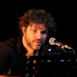 Exclusif - Prix Spécial - No Web - Bertrand Cantat (ex-membre du groupe "Noir Désir" et actuel membre du groupe "Détroit") fait une pause dans sa carrière musicale et se lance dans une tournée de lecture de textes poétiques avec deux musiciens autour de lui. Son nouveau spectacle de lecture (Condor Live) est tiré du livre "Condor" de Caryl Ferey. C'est une oeuvre allégorique et hallucinée, d'un couple fuyant la mort dans le Chili d'après Pinochet. Cenon, le 22 septembre 2016. © Patrick Bernard/ Bestimage22/09/2016 - Cenon