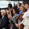 Bianca Balti, Helen Mirren, Cheryl Cole, Jane Fonda - Défilé de mode L'Oréal Paris sur l'avenue des Champs-Elysées lors de la fashion week à Paris, le 1er octobre 2017.