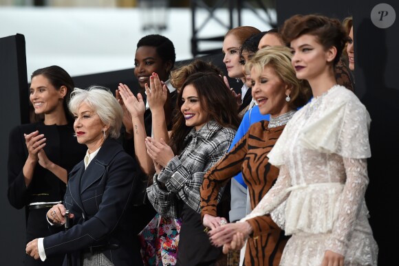 Bianca Balti, Helen Mirren, Cheryl Cole, Jane Fonda - Défilé de mode L'Oréal Paris sur l'avenue des Champs-Elysées lors de la fashion week à Paris, le 1er octobre 2017.