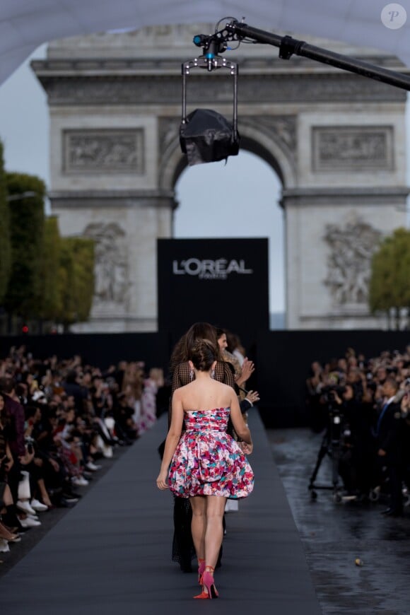 Thylane Blondeau - Défilé de mode L'Oréal Paris sur l'avenue des Champs-Elysées lors de la fashion week à Paris, le 1er octobre 2017. © Cyril Moreau / Bestimage