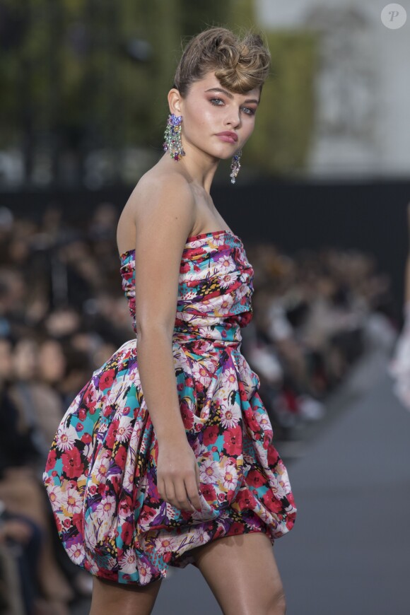 Thylane Blondeau - Défilé de mode L'Oréal Paris sur l'avenue des Champs-Elysées lors de la fashion week à Paris, le 1er octobre 2017. © Olvier Borde / Bestimage