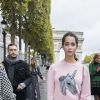 Iman Perez - People au défilé de mode L'Oréal Paris sur l'avenue des Champs-Elysées lors de la fashion week à Paris, le 1er octobre 2017. © Olivier Borde/Bestimage