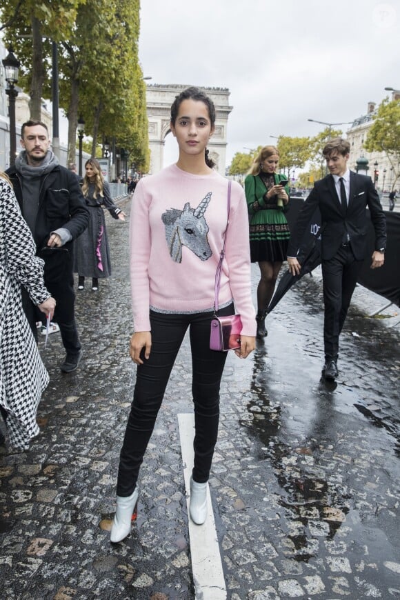 Iman Perez - People au défilé de mode L'Oréal Paris sur l'avenue des Champs-Elysées lors de la fashion week à Paris, le 1er octobre 2017. © Olivier Borde/Bestimage