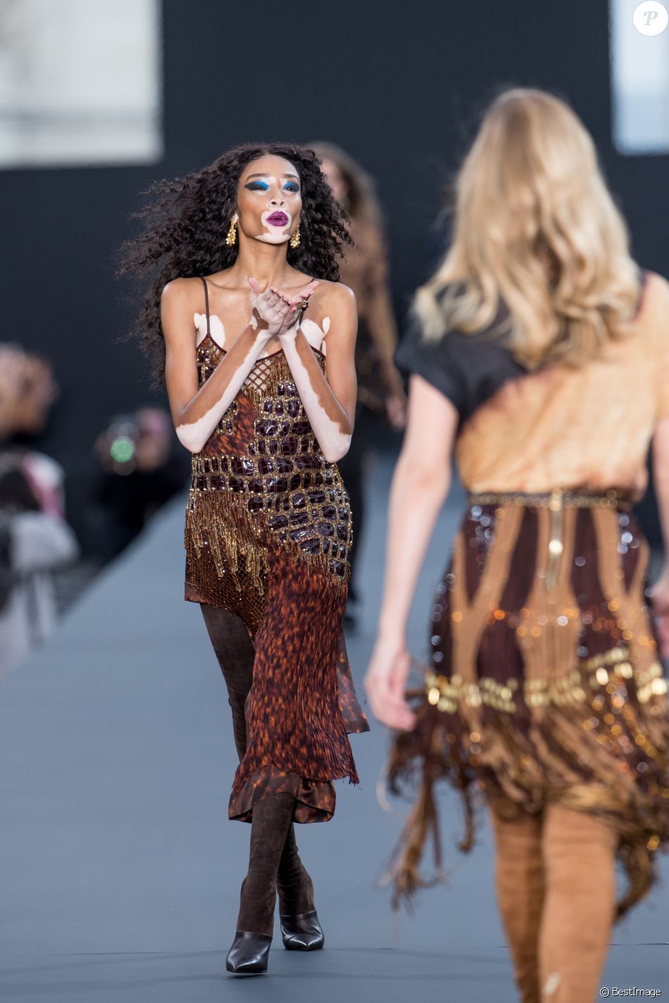 Winnie Harlow - Défilé de mode L'Oréal Paris sur l'avenue des Champs ...