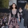 Bianca Balti - Défilé de mode L'Oréal Paris sur l'avenue des Champs-Elysées lors de la fashion week à Paris, le 1er octobre 2017. © Olvier Borde / Bestimage