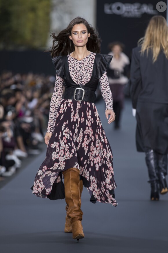 Bianca Balti - Défilé de mode L'Oréal Paris sur l'avenue des Champs-Elysées lors de la fashion week à Paris, le 1er octobre 2017. © Olvier Borde / Bestimage