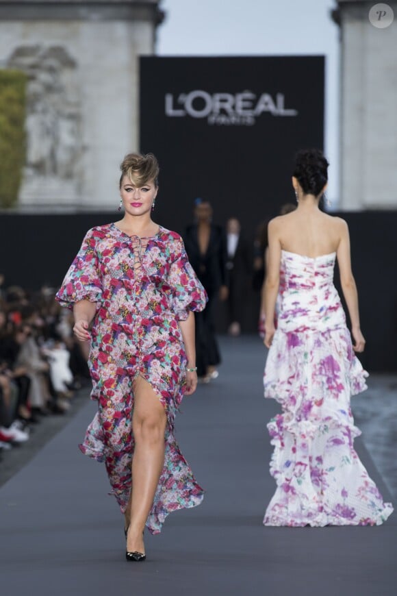 Iskra Lawrence - Défilé de mode L'Oréal Paris sur l'avenue des Champs-Elysées lors de la fashion week à Paris, le 1er octobre 2017. © Olvier Borde / Bestimage