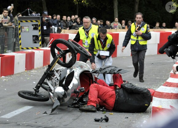 Jose Garcia et Jacky Jayet, pour l'equipe Rêves de Gosse, ont lourdement chuté sur le parcours du 17e Red Bull Caisses à Savon 2017 au domaine de Saint-Cloud près de Paris, le 1er Octobre 2017.