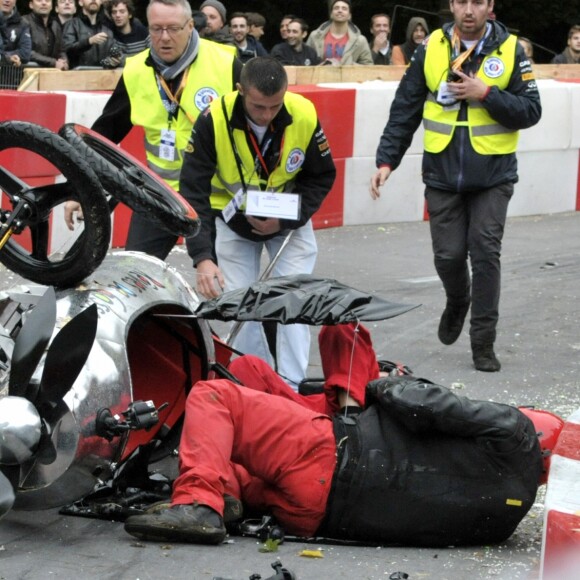 Jose Garcia et Jacky Jayet, pour l'equipe Rêves de Gosse, ont lourdement chuté sur le parcours du 17e Red Bull Caisses à Savon 2017 au domaine de Saint-Cloud près de Paris, le 1er Octobre 2017.