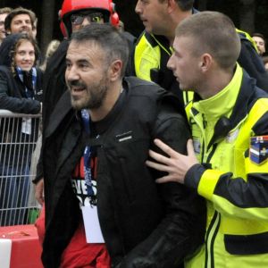 Jose Garcia et Jacky Jayet, pour l'equipe Rêves de Gosse, ont lourdement chuté sur le parcours du 17e Red Bull Caisses à Savon 2017 au domaine de Saint-Cloud près de Paris, le 1er Octobre 2017.