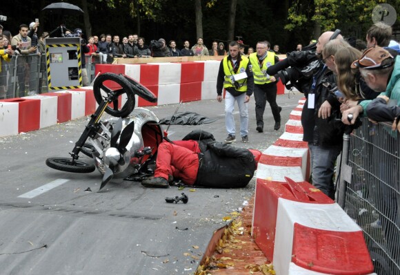 Jose Garcia et Jacky Jayet, pour l'equipe Rêves de Gosse, ont lourdement chuté sur le parcours du 17e Red Bull Caisses à Savon 2017 au domaine de Saint-Cloud près de Paris, le 1er Octobre 2017.