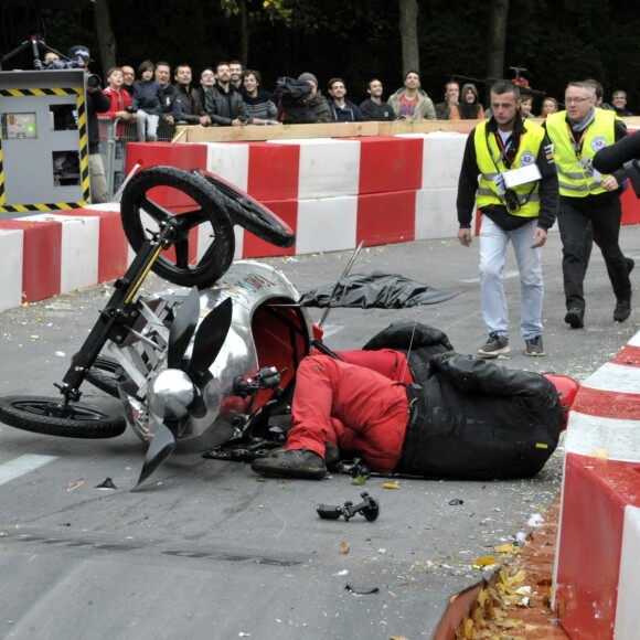 Jose Garcia et Jacky Jayet, pour l'equipe Rêves de Gosse, ont lourdement chuté sur le parcours du 17e Red Bull Caisses à Savon 2017 au domaine de Saint-Cloud près de Paris, le 1er Octobre 2017.