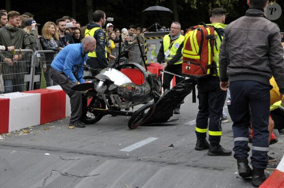 Jose Garcia et Jacky Jayet, pour l'equipe Rêves de Gosse, ont lourdement chuté sur le parcours du 17e Red Bull Caisses à Savon 2017 au domaine de Saint-Cloud près de Paris, le 1er Octobre 2017.
