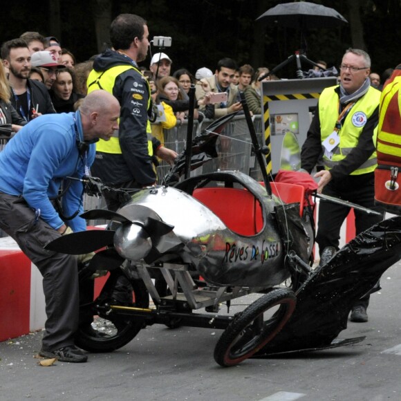 Jose Garcia et Jacky Jayet, pour l'equipe Rêves de Gosse, ont lourdement chuté sur le parcours du 17e Red Bull Caisses à Savon 2017 au domaine de Saint-Cloud près de Paris, le 1er Octobre 2017.