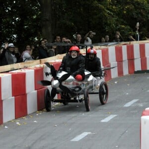 Jose Garcia et Jacky Jayet, pour l'equipe Rêves de Gosse, ont lourdement chuté sur le parcours du 17e Red Bull Caisses à Savon 2017 au domaine de Saint-Cloud près de Paris, le 1er Octobre 2017.