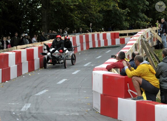 Jose Garcia et Jacky Jayet, pour l'equipe Rêves de Gosse, ont lourdement chuté sur le parcours du 17e Red Bull Caisses à Savon 2017 au domaine de Saint-Cloud près de Paris, le 1er Octobre 2017.