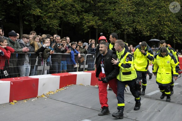 Jose Garcia et Jacky Jayet, pour l'equipe Rêves de Gosse, ont lourdement chuté sur le parcours du 17e Red Bull Caisses à Savon 2017 au domaine de Saint-Cloud près de Paris, le 1er Octobre 2017.