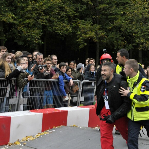 Jose Garcia et Jacky Jayet, pour l'equipe Rêves de Gosse, ont lourdement chuté sur le parcours du 17e Red Bull Caisses à Savon 2017 au domaine de Saint-Cloud près de Paris, le 1er Octobre 2017.