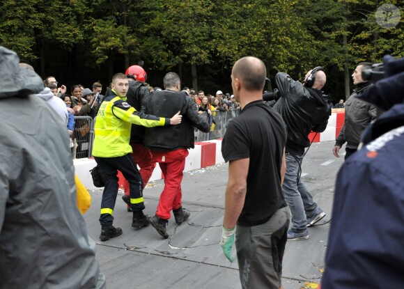 Jose Garcia et Jacky Jayet, pour l'equipe Rêves de Gosse, ont lourdement chuté sur le parcours du 17e Red Bull Caisses à Savon 2017 au domaine de Saint-Cloud près de Paris, le 1er Octobre 2017.