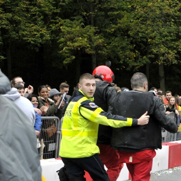 Jose Garcia et Jacky Jayet, pour l'equipe Rêves de Gosse, ont lourdement chuté sur le parcours du 17e Red Bull Caisses à Savon 2017 au domaine de Saint-Cloud près de Paris, le 1er Octobre 2017.