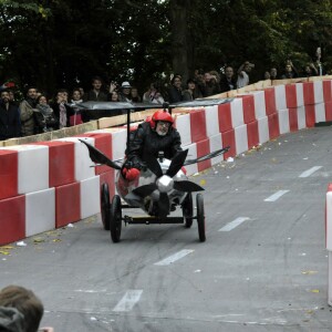 Jose Garcia et Jacky Jayet, pour l'equipe Rêves de Gosse, ont lourdement chuté sur le parcours du 17e Red Bull Caisses à Savon 2017 au domaine de Saint-Cloud près de Paris, le 1er Octobre 2017.