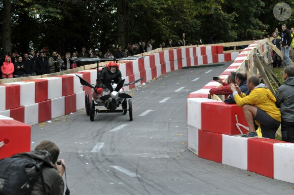 Jose Garcia et Jacky Jayet, pour l'equipe Rêves de Gosse, ont lourdement chuté sur le parcours du 17e Red Bull Caisses à Savon 2017 au domaine de Saint-Cloud près de Paris, le 1er Octobre 2017.