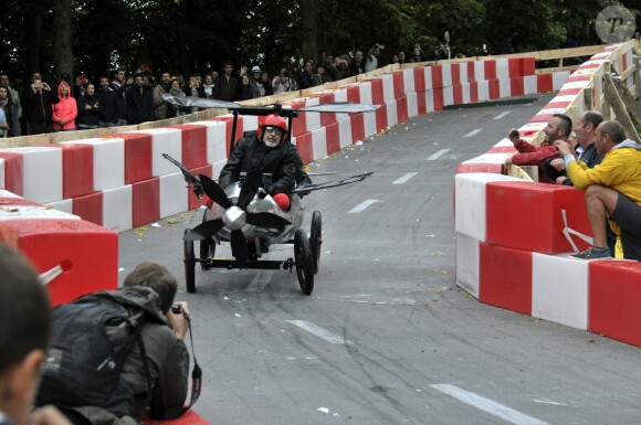 Jose Garcia et Jacky Jayet, pour l'equipe Rêves de Gosse, ont lourdement chuté sur le parcours du 17e Red Bull Caisses à Savon 2017 au domaine de Saint-Cloud près de Paris, le 1er Octobre 2017.