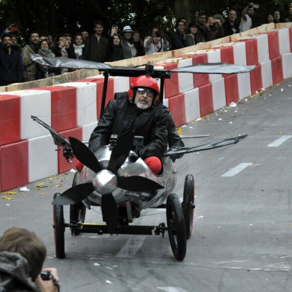 Jose Garcia et Jacky Jayet, pour l'equipe Rêves de Gosse, ont lourdement chuté sur le parcours du 17e Red Bull Caisses à Savon 2017 au domaine de Saint-Cloud près de Paris, le 1er Octobre 2017.