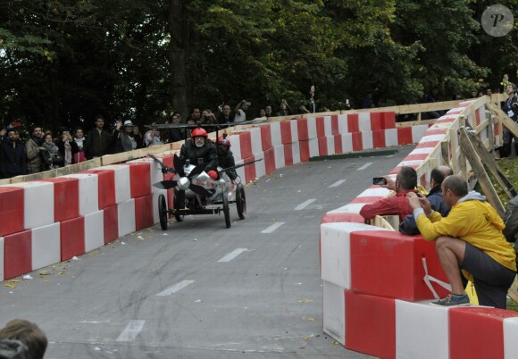 Jose Garcia et Jacky Jayet, pour l'equipe Rêves de Gosse, ont lourdement chuté sur le parcours du 17e Red Bull Caisses à Savon 2017 au domaine de Saint-Cloud près de Paris, le 1er Octobre 2017.