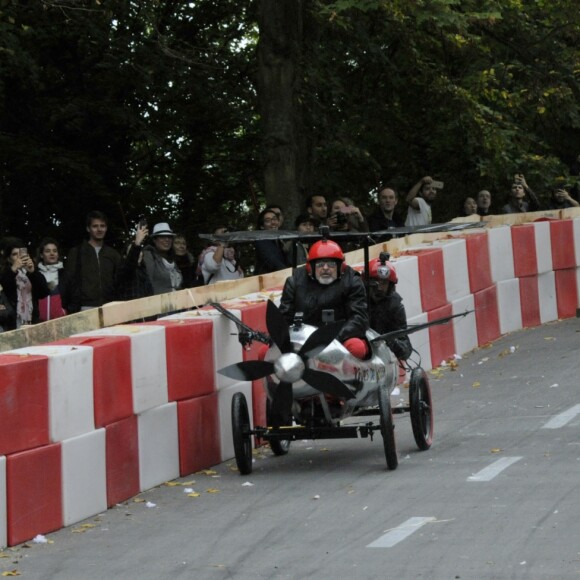Jose Garcia et Jacky Jayet, pour l'equipe Rêves de Gosse, ont lourdement chuté sur le parcours du 17e Red Bull Caisses à Savon 2017 au domaine de Saint-Cloud près de Paris, le 1er Octobre 2017.