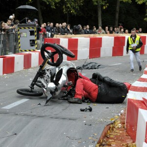 Jose Garcia et Jacky Jayet, pour l'equipe Rêves de Gosse, ont lourdement chuté sur le parcours du 17e Red Bull Caisses à Savon 2017 au domaine de Saint-Cloud près de Paris, le 1er Octobre 2017.