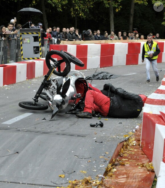 Jose Garcia et Jacky Jayet, pour l'equipe Rêves de Gosse, ont lourdement chuté sur le parcours du 17e Red Bull Caisses à Savon 2017 au domaine de Saint-Cloud près de Paris, le 1er Octobre 2017.