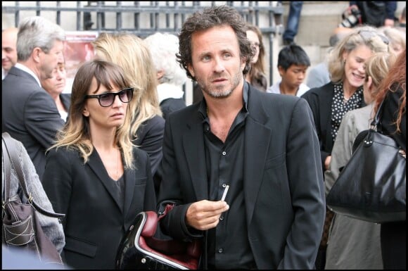 Axelle et son frère Fabrice Laffont aux obsèques de leur grand-père Robert Laffont à Paris en 2010