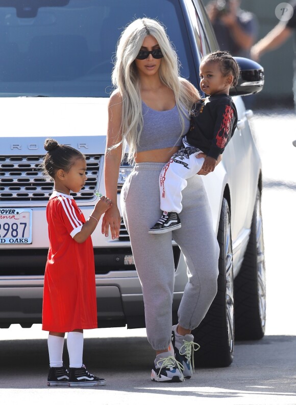 Kim Kardashian et ses enfants North et Saint West à Woodland Hills, le 22 septembre 2017.