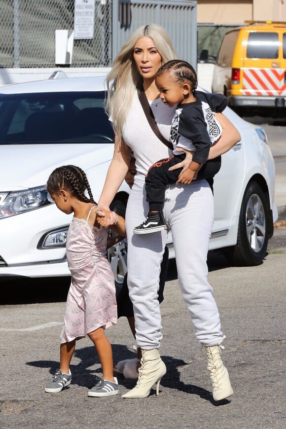 Kim Kardashian et ses enfants North West et Saint West à Los Angeles, le 21 septembre 2017.