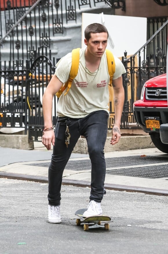 Exclusif - Brooklyn Beckham fait du skateboard dans les rues de New York, le 19 septembre 2017.