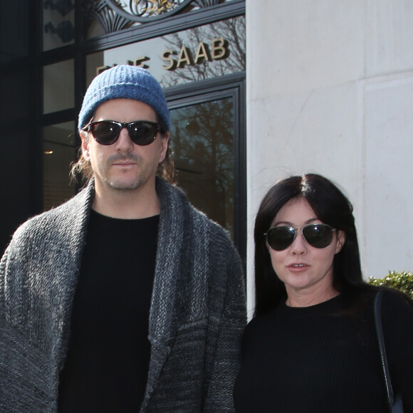 Exclusif - Shannen Doherty et son mari Kurt Iswarienko - Les acteurs de la série "Buffy contre les Vampires" quittent l'hôtel de Sers à Paris le 18 mars 2016. © Denis Guignebourg / Bestimage