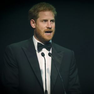 Le prince Harry a reçu le prix "Attitude Legacy Award" à titre posthume pour sa mère, la princesse Diana, à Londres, pour son travail pour la lutte contre le Sida. Le 12 octobre 2017