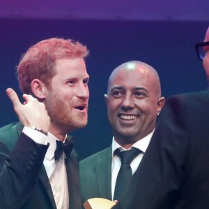Le prince Harry a reçu le prix "Attitude Legacy Award" à titre posthume pour sa mère, la princesse Diana, à Londres, pour son travail pour la lutte contre le Sida. Le 12 octobre 2017