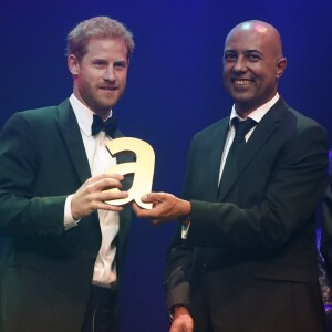 Le prince Harry a reçu le prix "Attitude Legacy Award" à titre posthume pour sa mère, la princesse Diana, à Londres, pour son travail pour la lutte contre le Sida. Le 12 octobre 2017