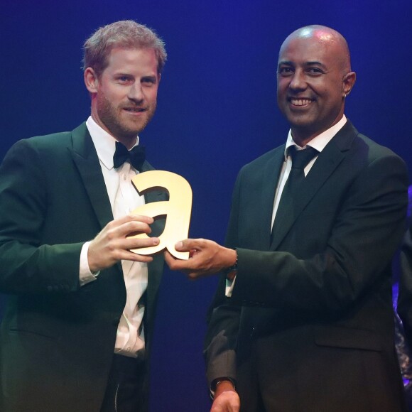 Le prince Harry a reçu le prix "Attitude Legacy Award" à titre posthume pour sa mère, la princesse Diana, à Londres, pour son travail pour la lutte contre le Sida. Le 12 octobre 2017