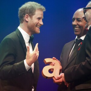 Le prince Harry a reçu le prix "Attitude Legacy Award", à titre posthume pour sa mère, la princesse Diana, à Londres, pour son travail pour la lutte contre le Sida. Le 12 octobre 2017 