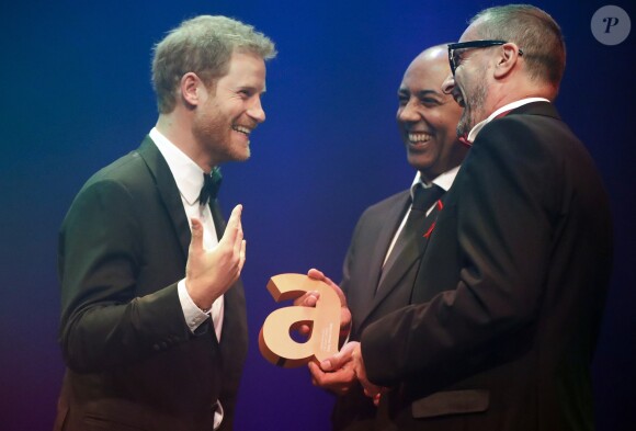 Le prince Harry a reçu le prix "Attitude Legacy Award", à titre posthume pour sa mère, la princesse Diana, à Londres, pour son travail pour la lutte contre le Sida. Le 12 octobre 2017 