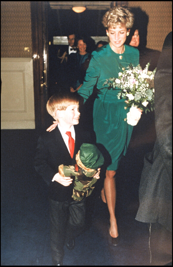 La princesse Diana et le prince Harry à Londres en 1991