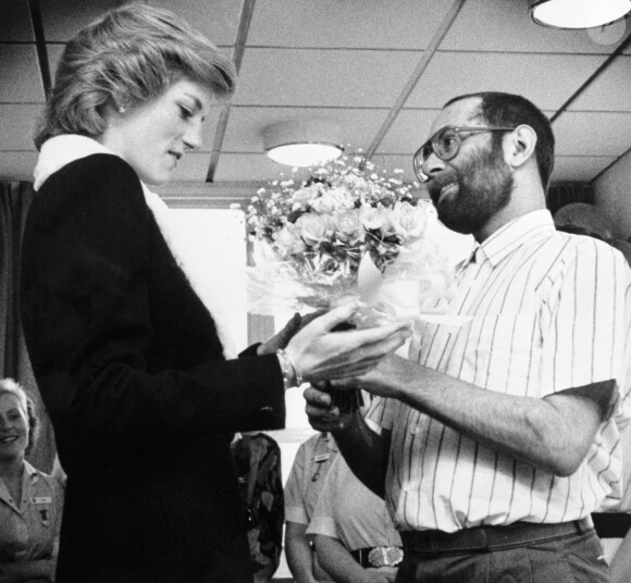 Lady Diana recevant un bouquet de fleurs de la part de Martin Johnson, patient atteint de la maladie du sid, au Mildmay Mission Hospital à Londres en 1989